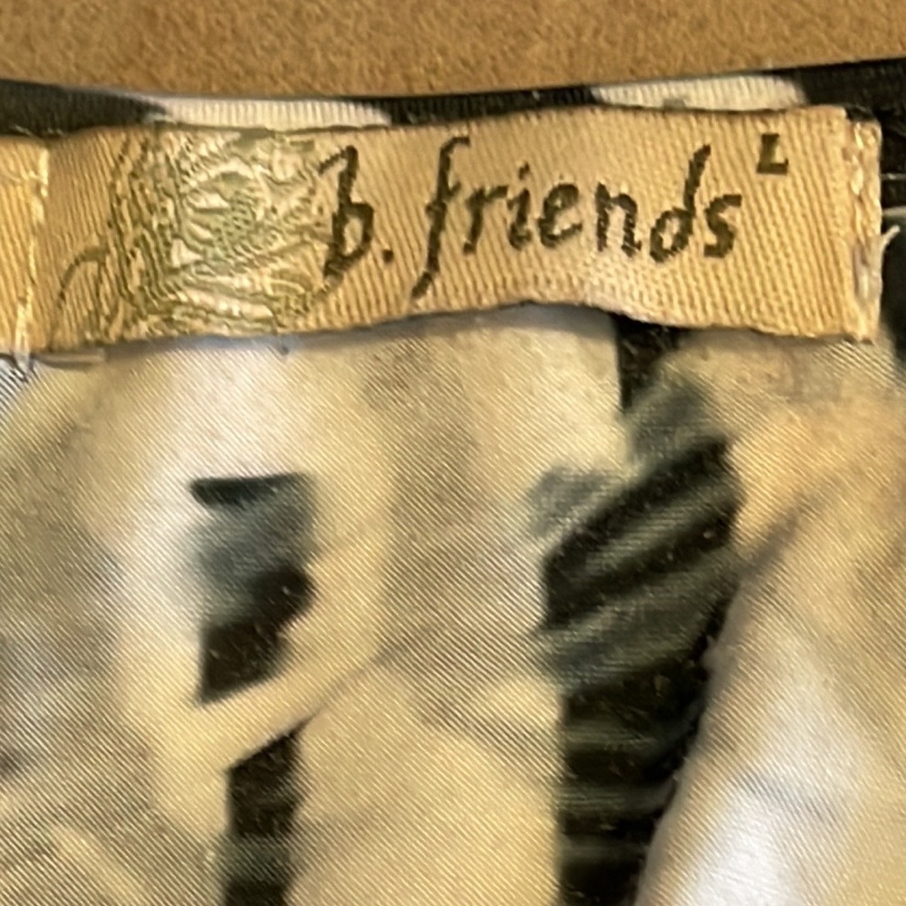 b. Friends ,butterflies pattern, top. - Picture 7 of 12